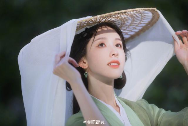 陈都灵穿绿色古装清新淡雅 唇红齿白撩人心