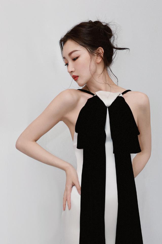 周冬雨穿黑白系带裙身姿婀娜 抹红唇气场强