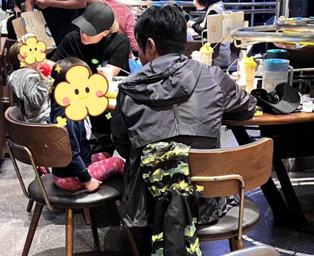 撒贝宁夫妇带龙凤胎吃西餐，俩娃乖巧吃饭不用喂