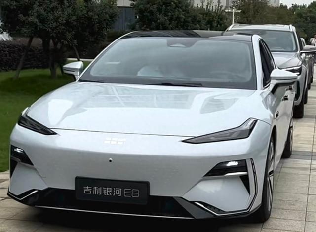 吉利银河 E8 纯电轿车官图发布：溜背设计，搭载 45 英寸 8K 大屏