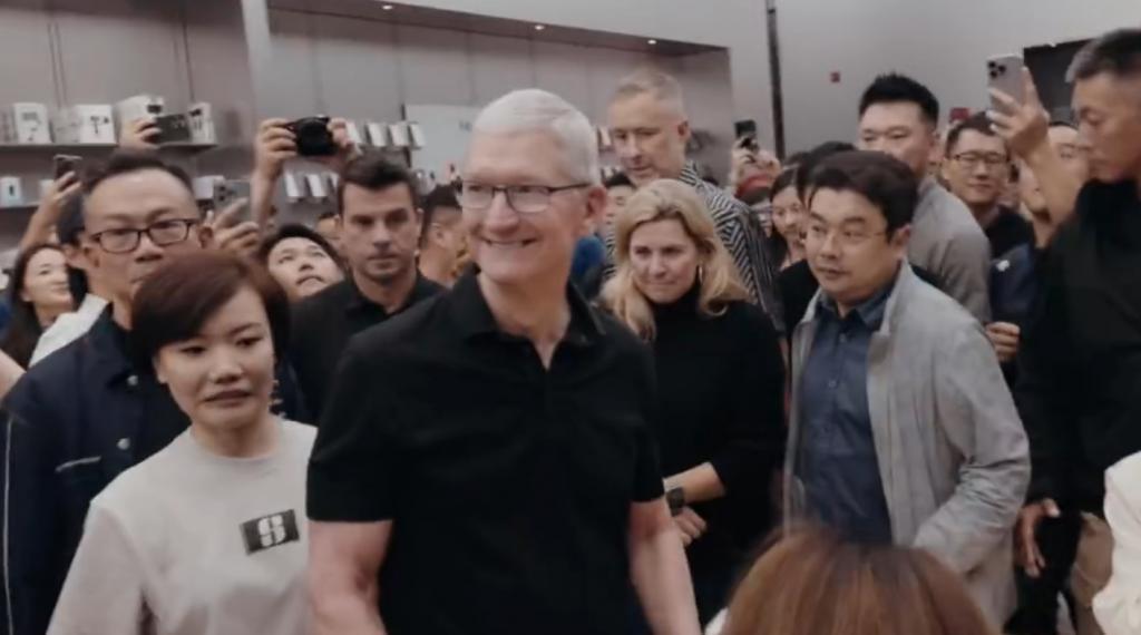 苹果CEO库克现身成都太古里！围观年轻人打王者荣耀？