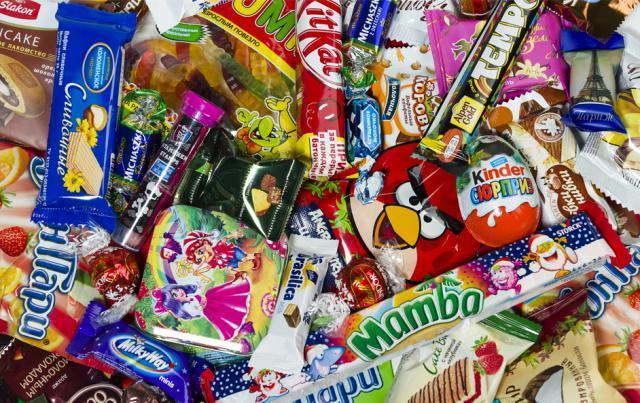 日入5000都亏钱，开在县城的零食店，到底谁赚了？