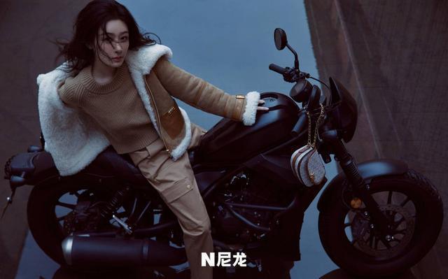 杨紫穿红色吊带秀性感锁骨 笑容温柔天鹅颈绝美