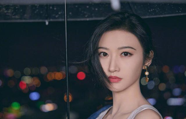 景甜穿连衣裙秀精致锁骨 小露香肩气质清纯温柔