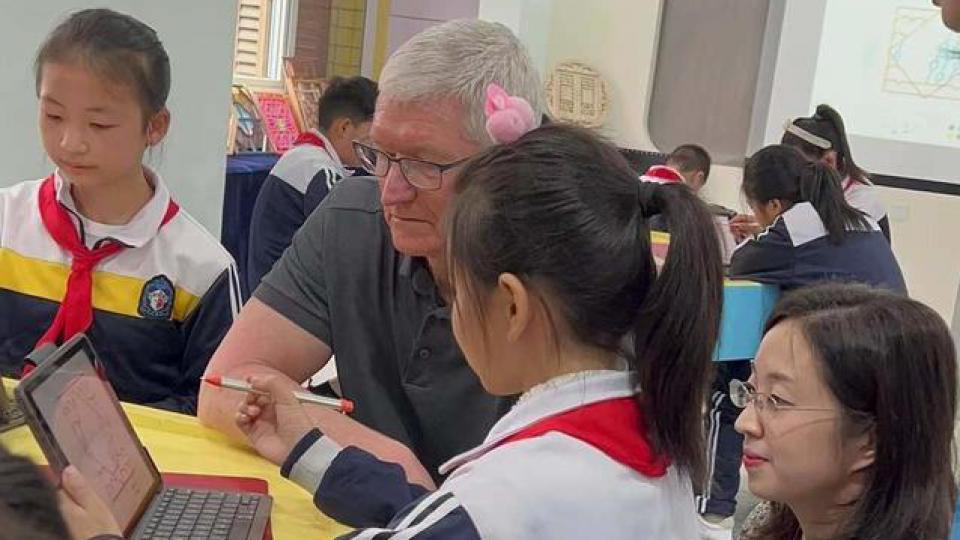 苹果CEO库克走进四川雅安一小学，与学生们一起体验创意花窗课程