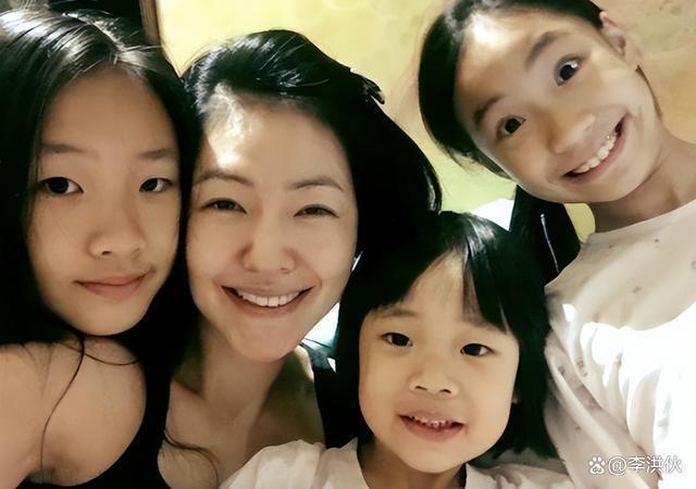 小S二女儿穿黑色开叉裙，高挑大气有名媛范