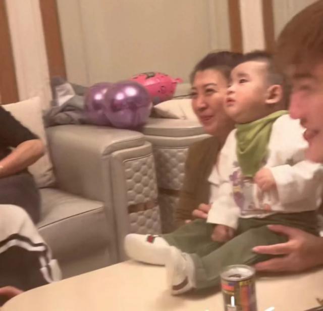 51岁闫学晶带孙子画面曝光，陪骑车和蔼可亲，住豪华大别墅