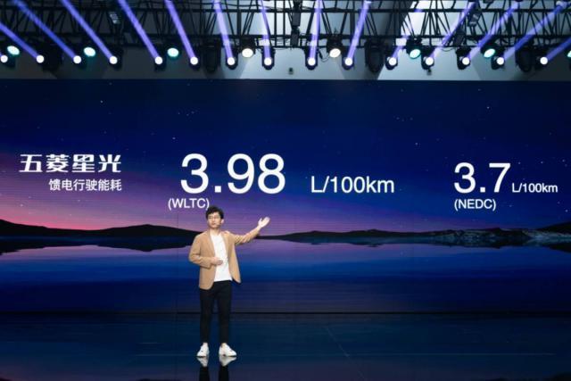 神车 MINI EV 之后，五菱首款轿车发布，剑指「马路三大妈」