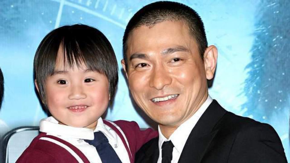 18岁童星公开与父亲对峙！没生活费一边上学一边还债