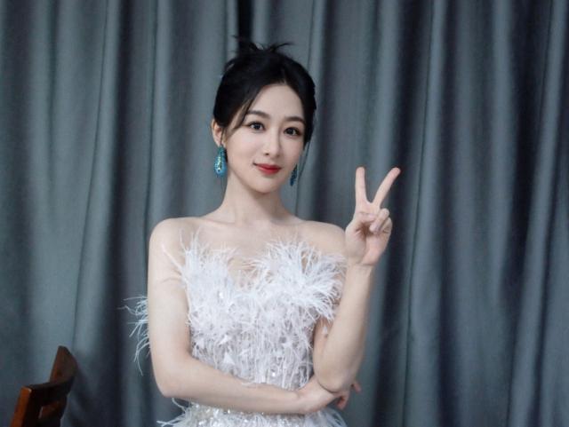 可爱又灵动！杨紫穿露肩羽毛裙比剪刀头卖萌