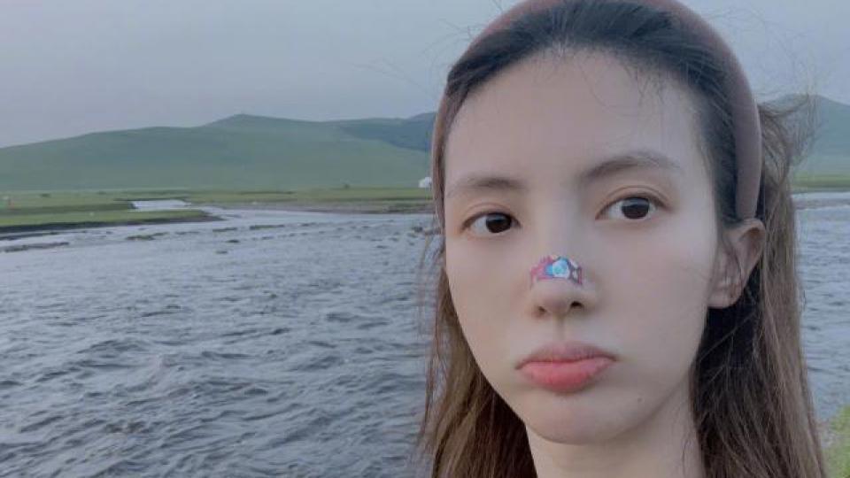 金晨晒野游自拍照 对镜头嘟嘴表情可爱