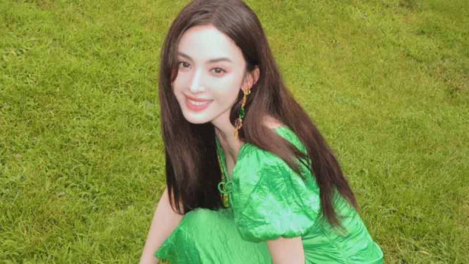 娜扎穿绿色连衣裙身材吸睛 嘟嘴卖萌好俏皮