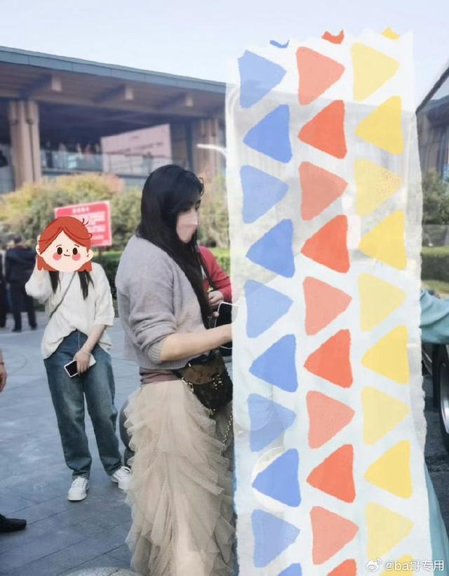 网友南京偶遇王祖贤 穿纱质半身裙气质出众状态年轻