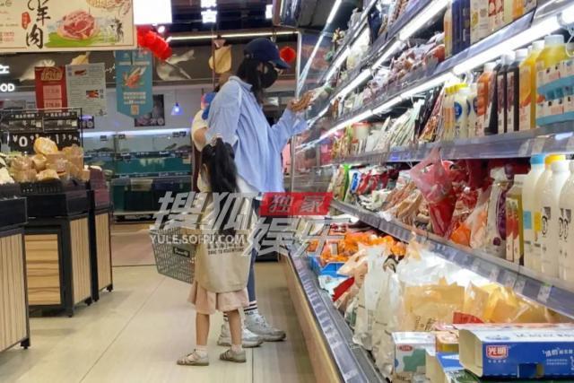 高圆圆独自带女儿逛超市，跪地上看成分表，身边无保姆保镖超低调