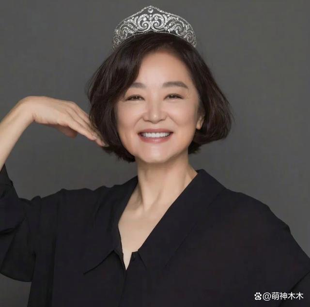 林青霞近照曝光，时隔8年再登杂志封面，少了锋芒多了知性