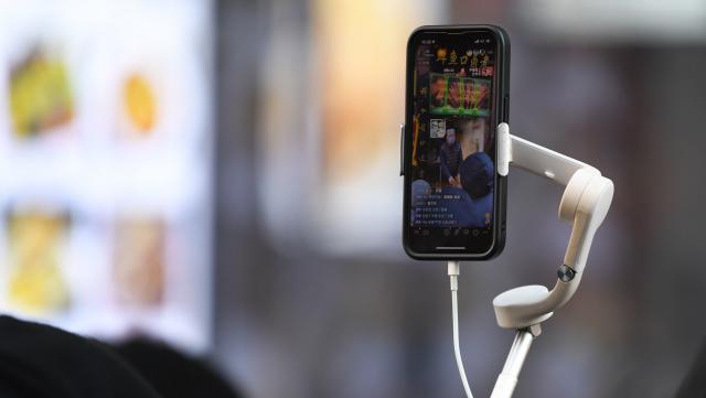 7个月赚3500万，一个00后山寨明星的财富密码