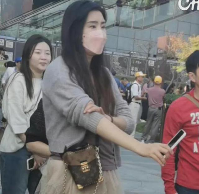 56岁王祖贤现身南京依然美如天仙 与粉丝热情互动