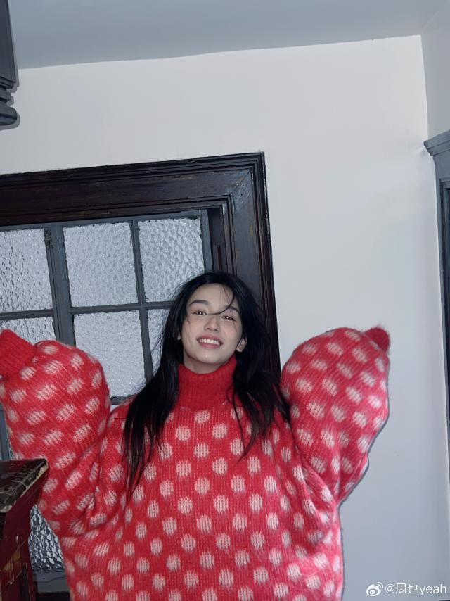 周也穿红色波点毛衣玩复古 灿笑俏皮可爱