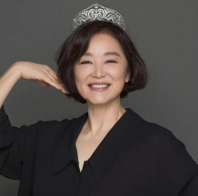 68岁林青霞近照曝光 时隔8年再登杂志封面变温柔