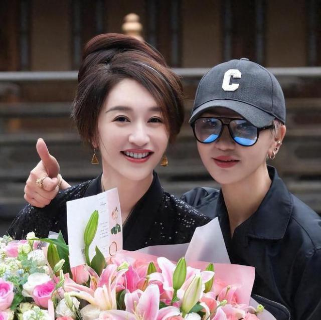 47岁李小冉出席活动，生图又高又瘦白到发光