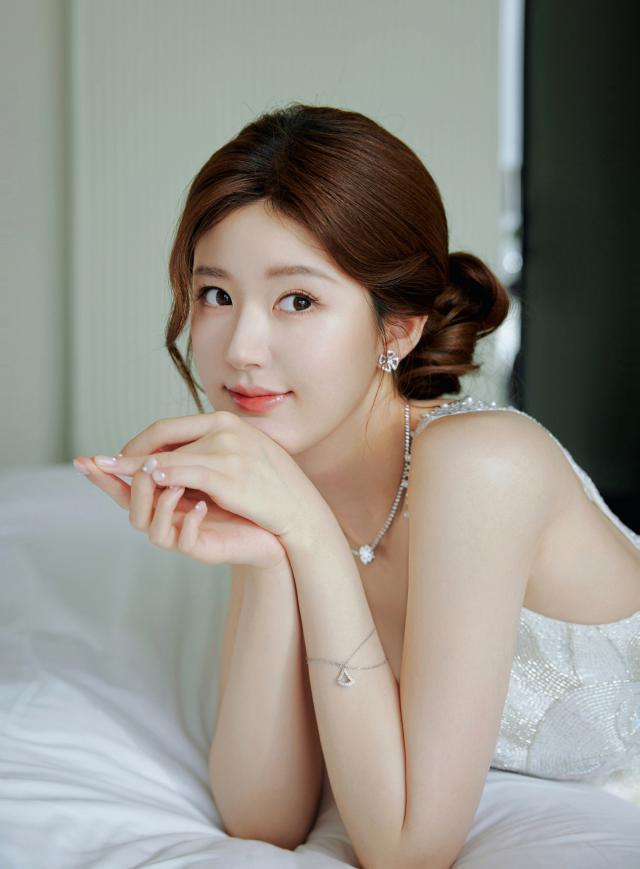 赵露思穿白裙勾勒好身材 笑容娇俏暖人心