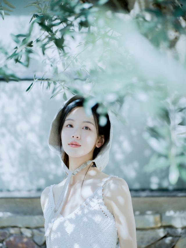 陈都灵穿吊带白裙清丽可人 眼神纯澈惹人怜