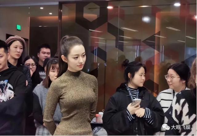 吉娜产后复出照曝光，网友：郎朗，你老婆怎么不穿紧身衣了