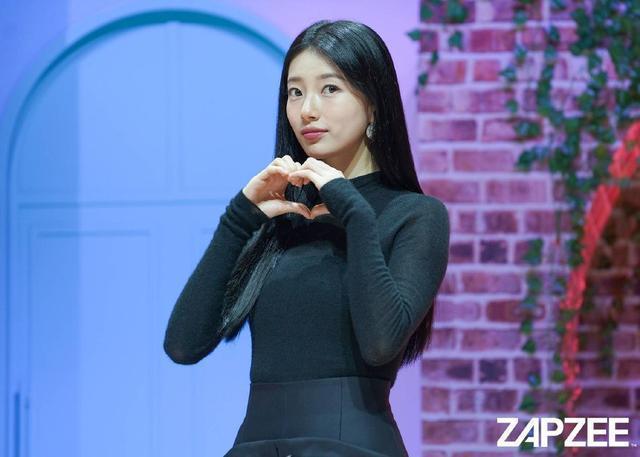 裴秀智近照曲线婀娜腰肢纤细 花式比心古灵精怪