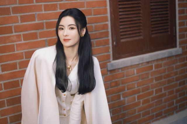 张柏芝秋意大片温婉可人 双眸含情电力十足