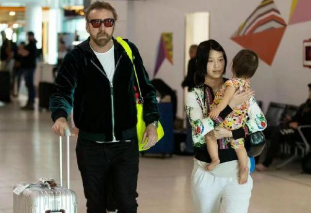 59岁尼古拉斯带家人外出 怀抱一岁混血女儿好开心