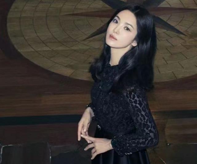 宋慧乔和闺蜜开心聚会 晒与爱犬合照穿粉衣笑容甜