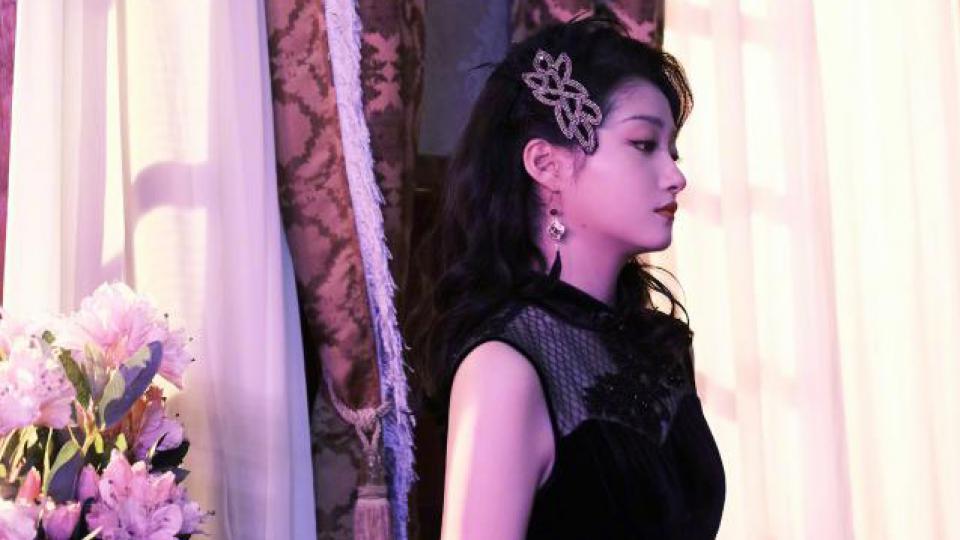 关晓彤穿流苏黑裙戴蕾丝手套 造型妩媚迷人