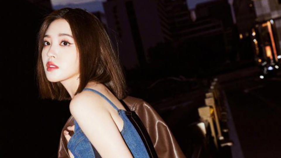 唐艺昕穿牛仔装配皮衣个性时尚 抹红唇吸睛