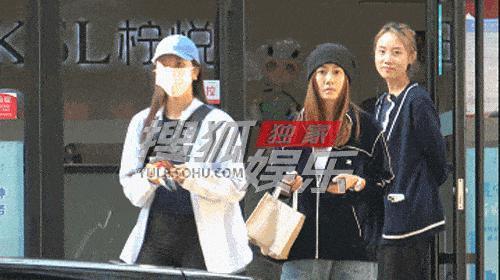 闺蜜同框！宋妍霏刘芸一同现身美容院，穿搭随意关系亲密