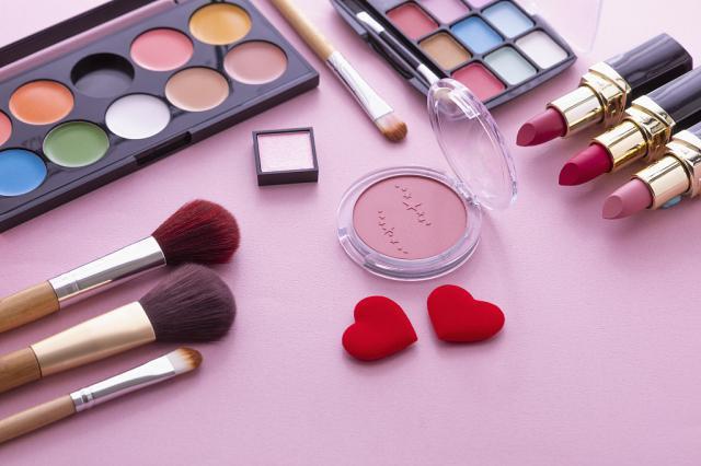 李佳琦小杨哥们深度绑定美妆背后