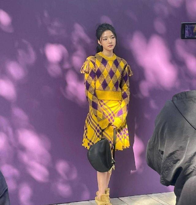 任敏恋情曝光后首现身 扎高马尾变身鬼马少女