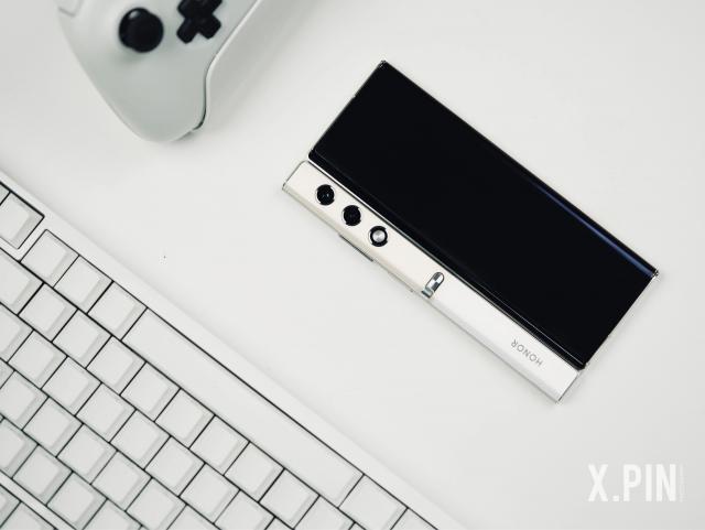 荣耀的新手机，把外折叠屏价格下探到了5999。