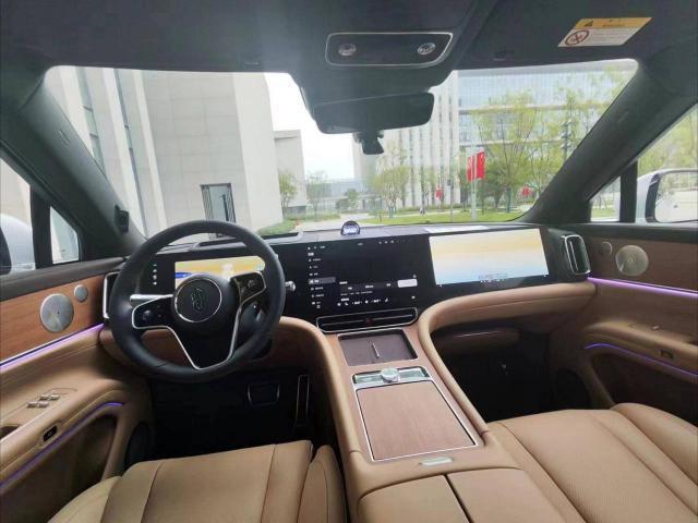 大面积木制覆盖   三联屏，问界 M9 实车内饰曝光