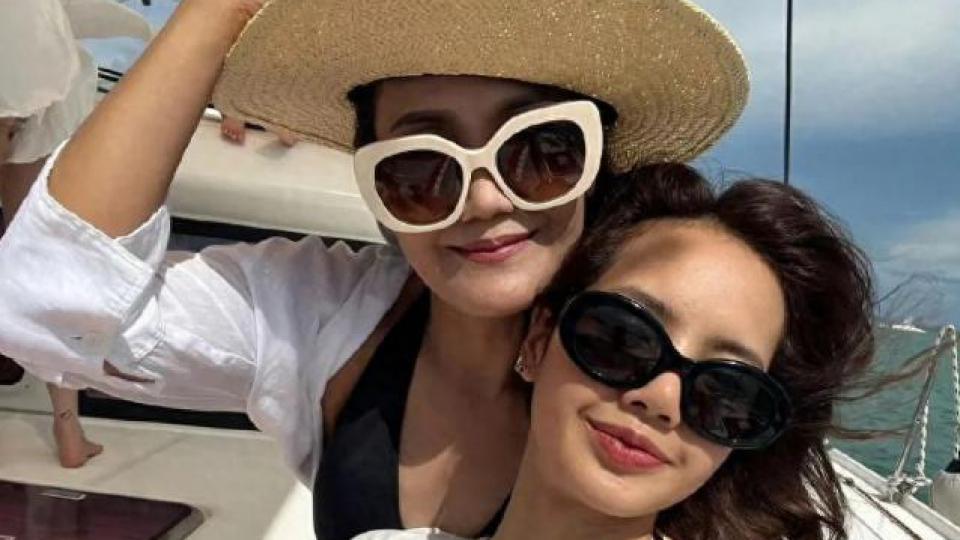 Lisa与妈妈坐游艇度假，穿比基尼秀纤腰美腿