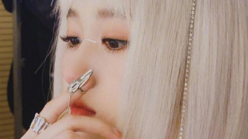 关晓彤白金发色好美 戴镶钻发链酷酷摆拍