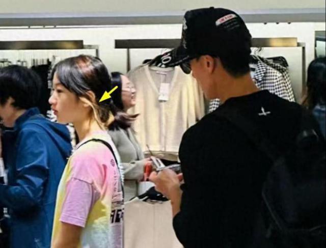 吴尊携妻女逛街买十几件平价款 林丽莹穿搭被嘲