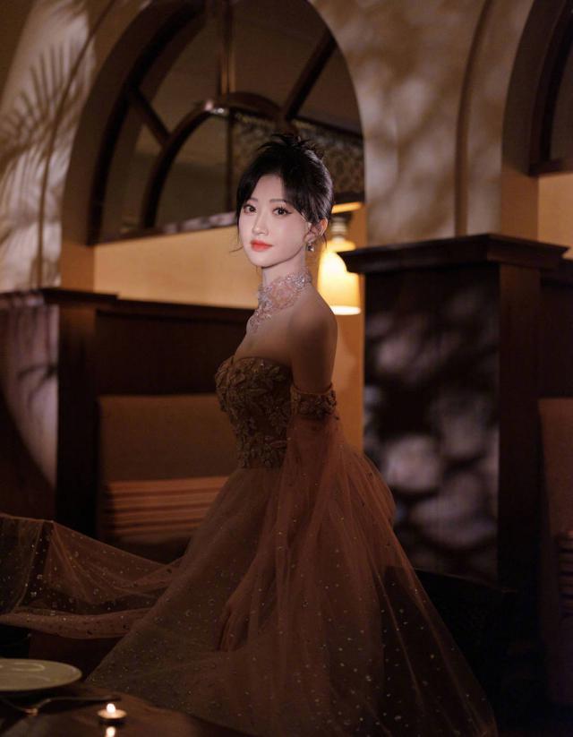 景甜穿纱裙好优雅 仿佛城堡里的甜美公主