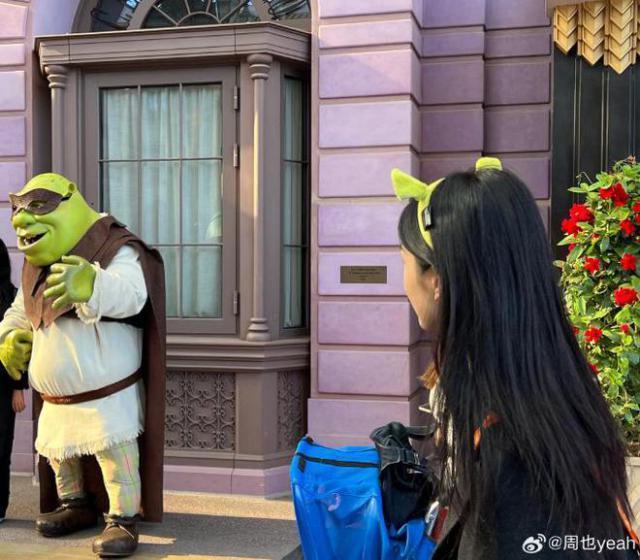 周也孟子义同游影视城，俏皮灵动超可爱，笑容甜美如初恋