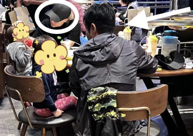 好久不见撒贝宁啦，一家四口好幸福呀