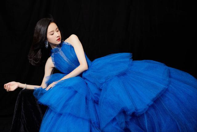 陈都灵穿纱裙梦幻唯美 肌肤白皙状态佳