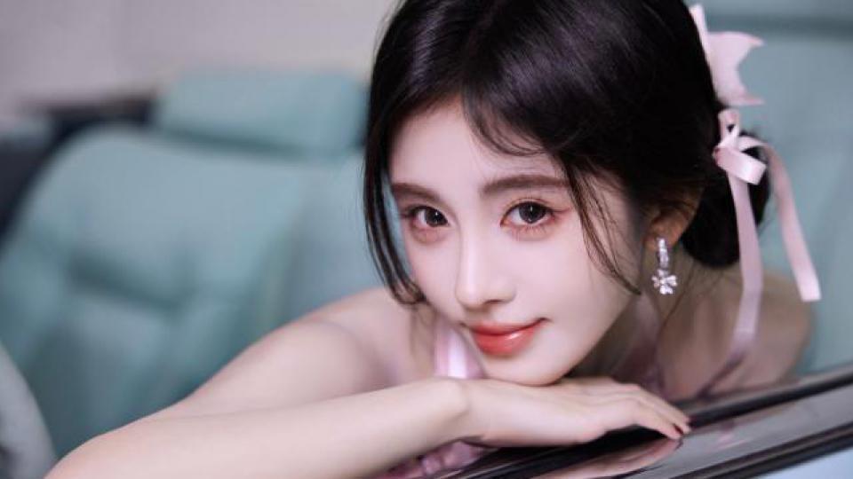 鞠婧祎穿粉裙娇俏可人 手拿甜甜圈卖萌