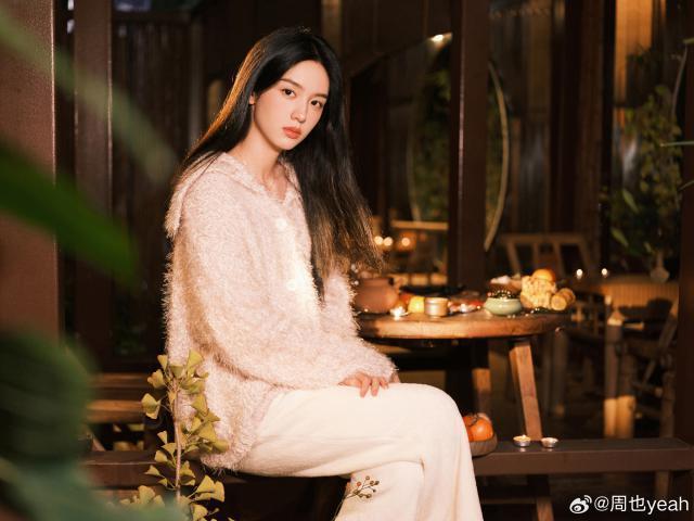 周也穿毛衣温柔乖巧 笑容甜美治愈人心