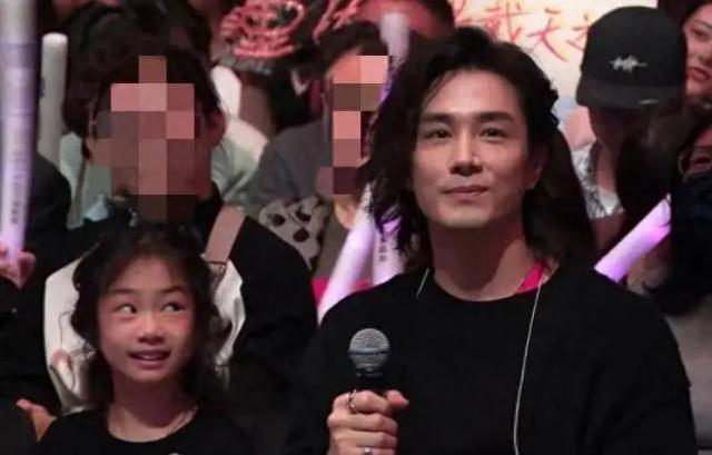 戚薇演唱会穿三层楼高裙子，李承铉携女儿Lucky惊喜现身