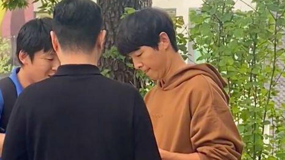 宋仲基在首尔街头被偶遇，皮肤松弛下垂双下巴严重