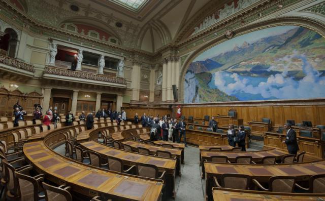 经济问题重重欧洲继续“向右转”：瑞士右翼政党轻松领跑议会选举